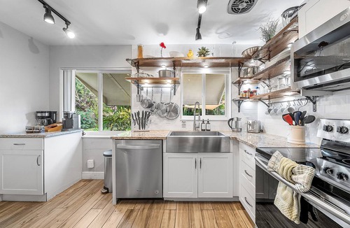 Lake Worth Apartment | Coastal Serene Courtyard, Lush Garden, BBQ & Bar Cart – $1 Rides to Beach