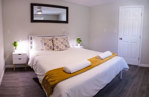 Southwest Apartment | Coastal Sunset - Renovated 2bd/1ba - Central & Cozy