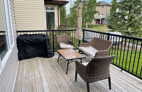 Cochrane House | Cochrane retreat, near Calgary, Ur perfect base for Banff Jasper & Rockies trips
