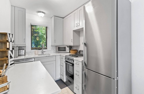 Parrot Cove Apartment | Coco Studio - Walk to Beach, Golf & Downtown