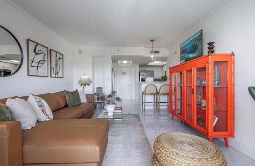 Coconut Grove Apartment | Coconut Grove Retreat, bayviews, 1 park incl, wkspace, Smart TV, Pool/hottub"