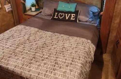 Malletts Bay House | Colbys Camper