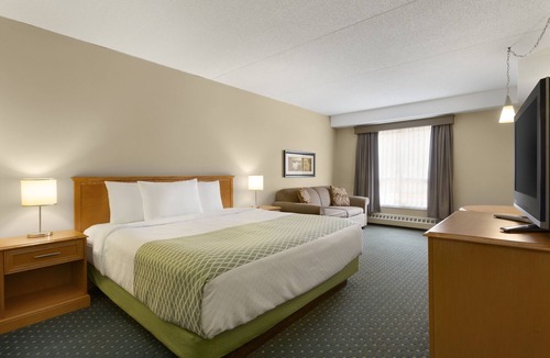 Saskatoon Downtown Hotel | Colonial Square Inn & Suites