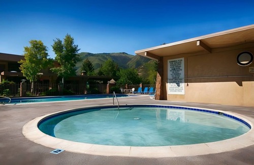 Glenwood Springs Hotel | Colorado Adventure Near Glenwood Hot Springs & Cavern Gondola | Free Breakfast