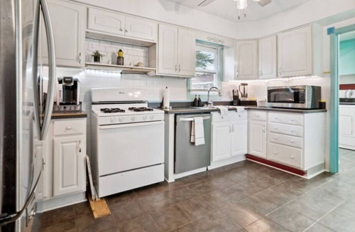 Mayfield Heights House | Colorful and Quiet - 3-Bedroom Cottage Home in Mayfield Heights