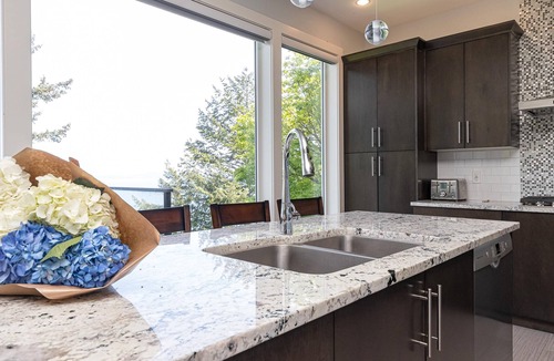 Cordova Bay House | Come on in, the water view is waiting for you!