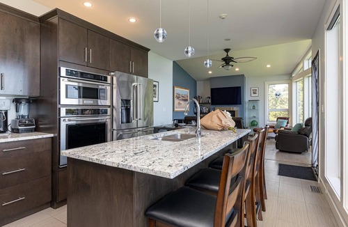 Cordova Bay House | Come on in, the water view is waiting for you!