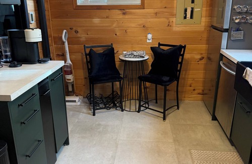Markerville Cabin | Comfort Cabin, newly renovate, 20 mins from Red Deer and steps to the lake