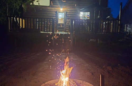 Markerville Cabin | Comfort Cabin, newly renovate, 20 mins from Red Deer and steps to the lake