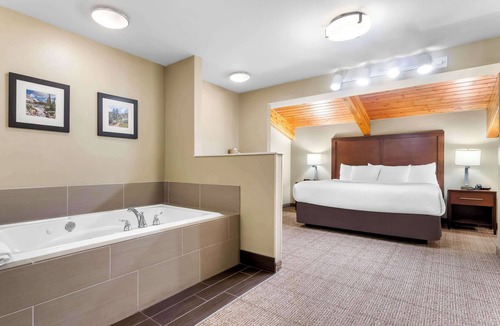 Laramie Hotel | Comfort Inn & Suites Near University of Wyoming