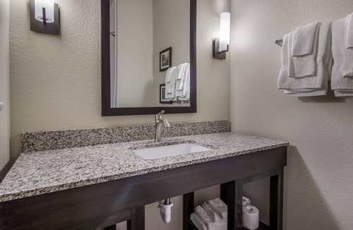 Brunswick Hotel | Comfort Suites Brunswick Town Center