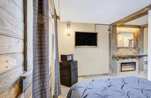 Chamberlain Hotel | Comfortable 3-Room Budget Stay – Short Walk to Restaurants, w/Free Parking