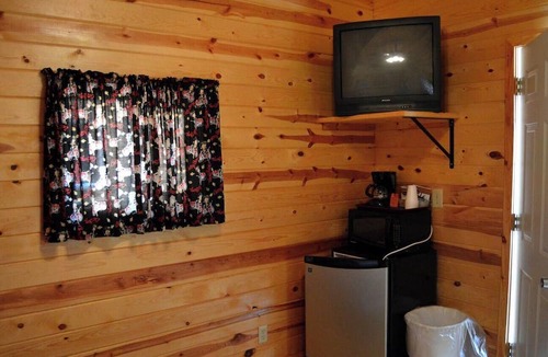 Sturgis Cabin | Comfortable Cabin Perfect for Couples Exploring the Outdoors in Sturgis, South Dakota