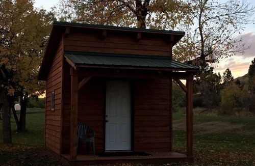 Sturgis Cabin | Comfortable Cabin Perfect for Couples Exploring the Outdoors in Sturgis, South Dakota