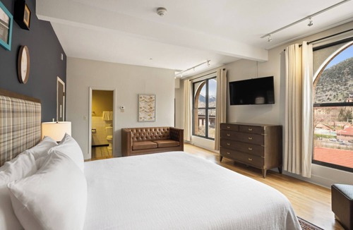 Glenwood Springs Hotel | Comfortable Downtown Suites With Contemporary Boutique Charm