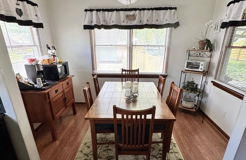 Findlay House | Comfortable & Spacious 2-Bedroom Home Near Riverside Park & Findlay Attractions