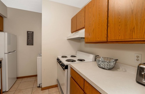 Akron Apartment | Comfy 2BR Walk to Summa Near Akron Hospitals & UA