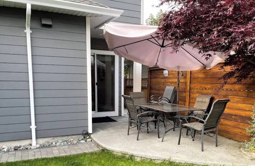 Langford House | Comfy, 3 bed house, AC, Patio, and Parking