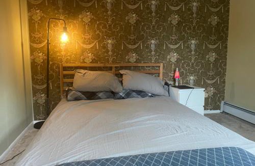 Andover House | Comfy & Convenient Suite Sleeps 1 to 5 Near Boston