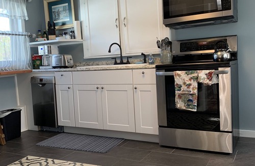 Poultney Cottage | Comfy Cottage with Private Hot Tub in Historic East Poultney