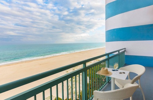 Singer Island Hotel | Comfy Double Queen Beds & Oceanfront Spot