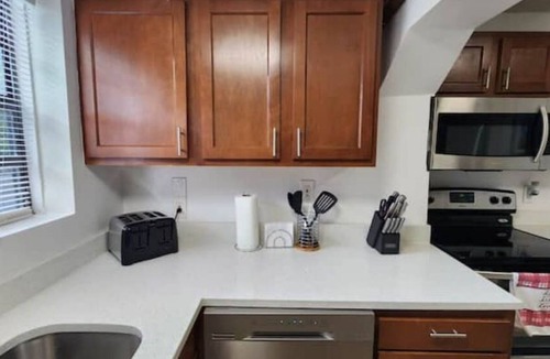 Highland Garden House | Comfy home well located 10 min to Hollywood beach!