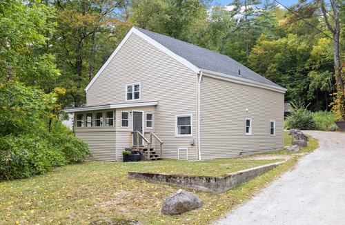 Bradford House | Comfy Large Bungalow - 4 Bed 1BA On Private Pond