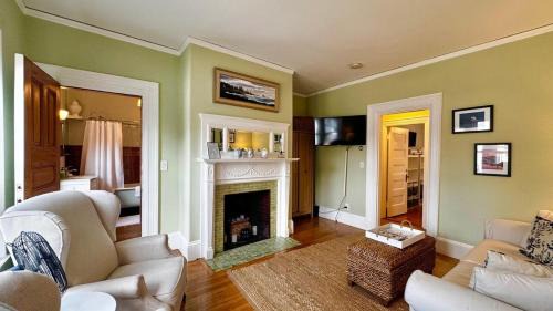 Camden House | Commanders Cabin, quaint apt steps to downtown