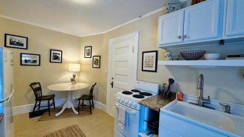 Camden House | Commanders Cabin, quaint apt steps to downtown