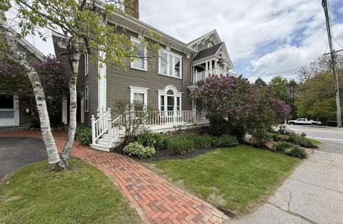 Camden House | Commanders Cabin, quaint apt steps to downtown