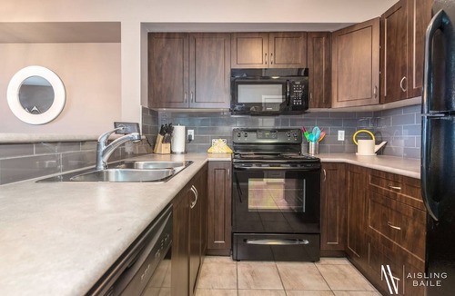 East Kootenay Apartment | ⭐Contemporary⭐ | Cozy | Pool/Hot Tub | Lake Front