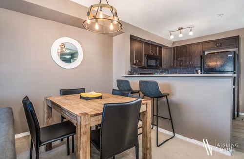 East Kootenay Apartment | ⭐Contemporary⭐ | Cozy | Pool/Hot Tub | Lake Front