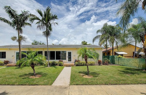 Royal Poinciana House | Contemporary Home 3B/2.5B, w/ BBQ & BEAUTIFUL POOL
