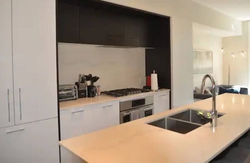 Kerrisdale House | Contemporary Luxe 3 BR Townhouse + 2 free parking