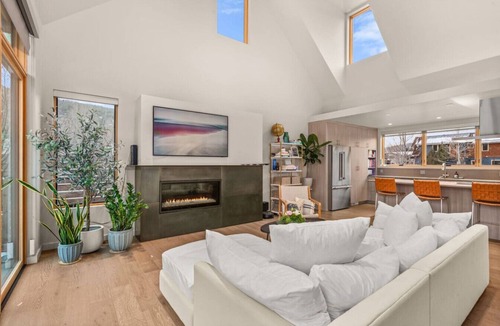 Basalt House | Contemporary Residence in Willits