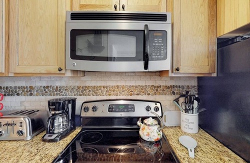Warren Condo | Convenient condo w/mountain view, fireplace, near lift, ski locker, 1st floor