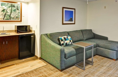 Boca Raton Hotel | Convenient Room w/Tropical Vibes Across from Shops | Free Breakfast & Parking