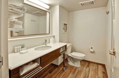 Boca Raton Hotel | Convenient Room w/Tropical Vibes Across from Shops | Free Breakfast & Parking