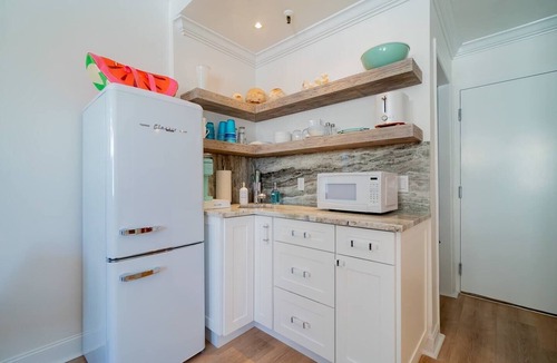Palm Beach Condo | Coral Reef King Retro King Suite - near Beach