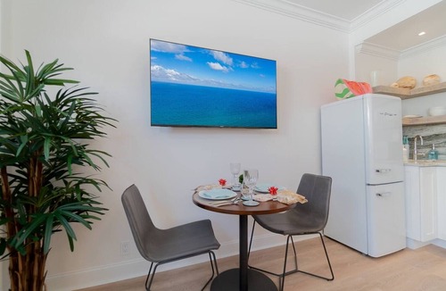 Palm Beach Condo | Coral Reef King Retro King Suite - near Beach