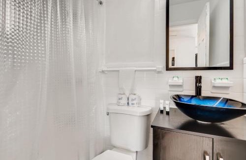 Singer Island Apartment | Coral Sands HUGE Studio w/2 Queen beds!