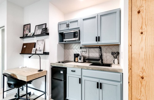 Coral Way Apartment | Coral Way Studio in quiet area + Fast Internet