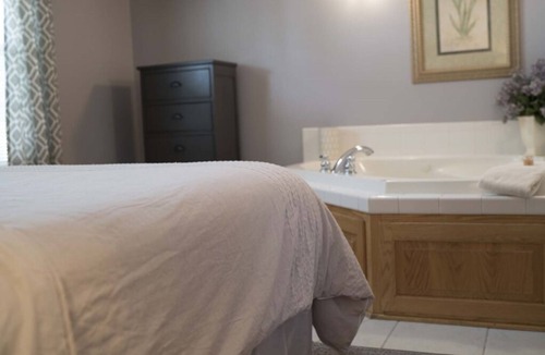 Berlin Cottage | Cottage with jacuzzi, Downtown Berlin Ohio