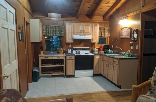 Lake George Cabin | Cottontail Cabin at the Adirondack Lodge =- 5 mins to Lake George Village