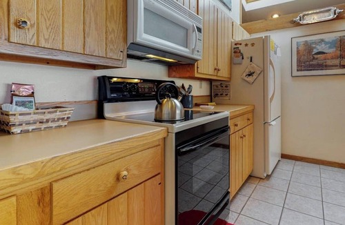 Jackson House | Country townhome next to golf course with mountain view & vaulted ceilings
