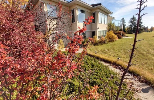 Bearspaw House | Countryside Escape: Private Suite with Scenic Views
