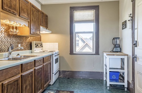 Vernon Apartment | Cozy 1 bed/1 Bath suite on the 2nd floor in the historical Carew House