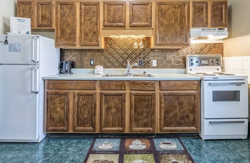 Vernon Apartment | Cozy 1 bed/1 Bath suite on the 2nd floor in the historical Carew House