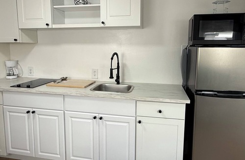 Plantation House | Cozy 1-bedroom, 1-bathroom cottage near Sawgrass AB Arena, IKEA, sleeps 4.