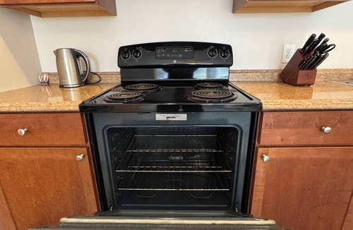 Amherst Center Apartment | Cozy 1-bedroom Apt. in enjoyable Amherst with Full Kitchen. Close to Colleges.